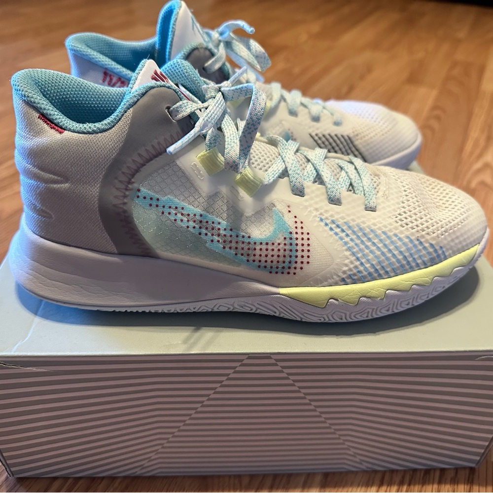 Youth Nike Kyrie Flytrap V Basketball Shoes.  Size 4